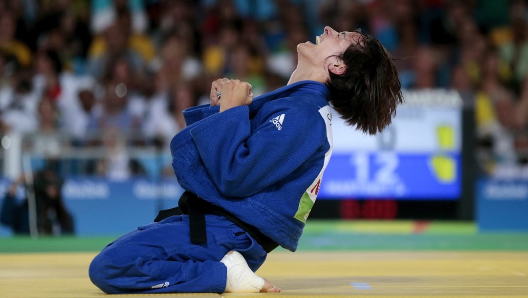 Sandrine Martinet, de Francia, celebra la victoria contra Ramona Brussig, de Alemania, tras el combate por el oro de 52 kg en los Juegos Paralímpicos de Río 2016. (Imagen por Alexandre Loureiro/Getty Images)