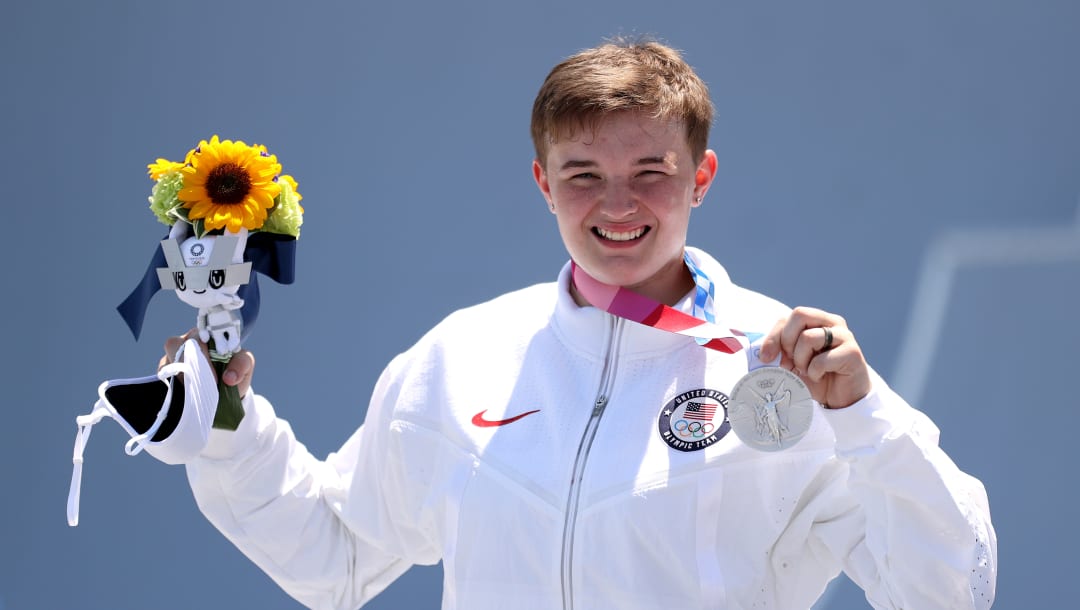 TOKIO, JAPÓN - 1 DE AGOSTO: La medallista de plata Hannah Roberts del equipo de Estados Unidos posa para una foto con su medalla después de la final del Women's Park del BMX Freestyle en el día nueve de los Juegos Olímpicos de Tokio 2020 en Ariake Urban Sports Park el 1 de agosto de 2021 en Tokio, Japón. (Foto de Ezra Shaw / Getty Images)