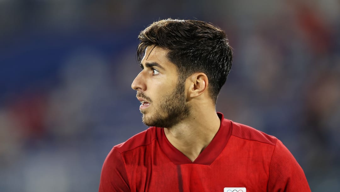 YOKOHAMA, JAPÓN - 7 DE AGOSTO: Marco Asensio # 7 del equipo de España observa durante el partido por la medalla de oro masculina entre Brasil y España el día quince de los Juegos Olímpicos de Tokio 2020 en el Estadio Internacional de Yokohama el 7 de agosto de 2021 en Yokohama, Kanagawa, Japón .  (Foto de Francois Nel / Getty Images)