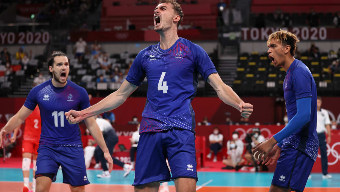 TOKIO, JAPÓN - 5 DE AGOSTO: Jean Patry # 4 del equipo de Francia reacciona con sus compañeros de equipo mientras compite contra el equipo de Argentina durante las semifinales masculinas de voleibol en el día trece de los Juegos Olímpicos de Tokio 2020 en Ariake Arena el 5 de agosto de 2021 en Tokio, Japón .  (Foto de Toru Hanai / Getty Images)