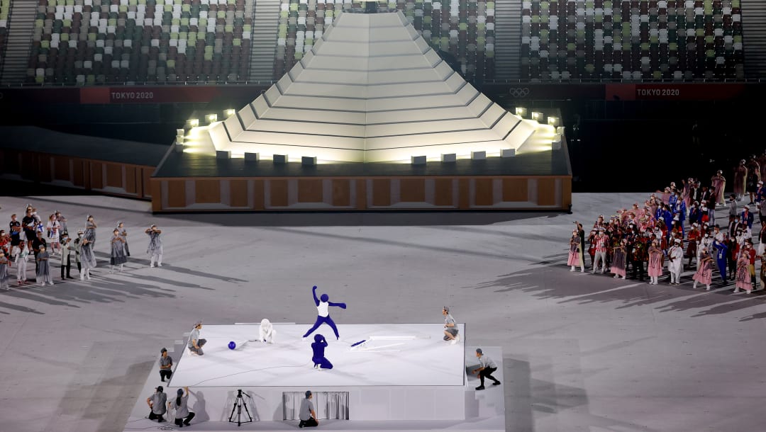 Un artista disfrazado de pictograma se presenta en la Ceremonia de Apertura de Tokio 2020. (Imagen por Laurence Griffiths/Getty Images)