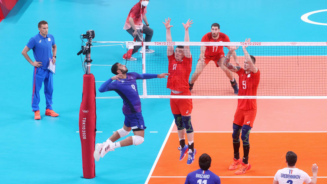 TOKIO, JAPÓN - 7 DE AGOSTO: Earvin Ngapeth # 9 del equipo Francia compite contra el equipo ROC durante el partido por la medalla de oro masculina el día quince de los Juegos Olímpicos de Tokio 2020 en Ariake Arena el 7 de agosto de 2021 en Tokio, Japón.  (Foto de Chris Graythen / Getty Images)