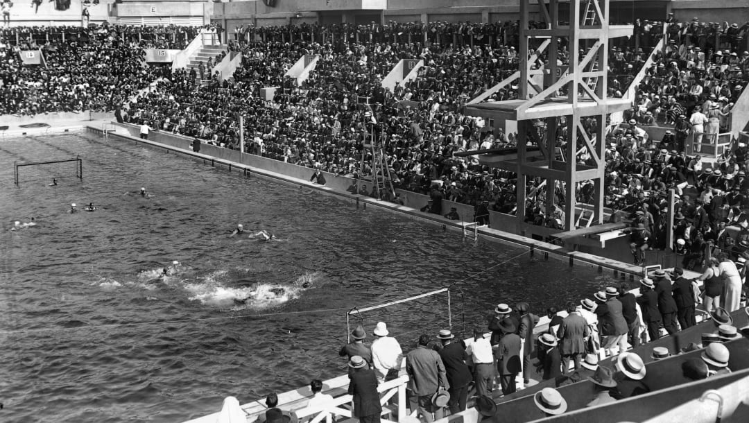 Rondas preliminares de la competición de waterpolo en la piscina de Tourelles durante los Juegos Olímpicos de París, el 16 de junio de 1924. (Imagen por Central Press/Hulton Archive/Getty Images)