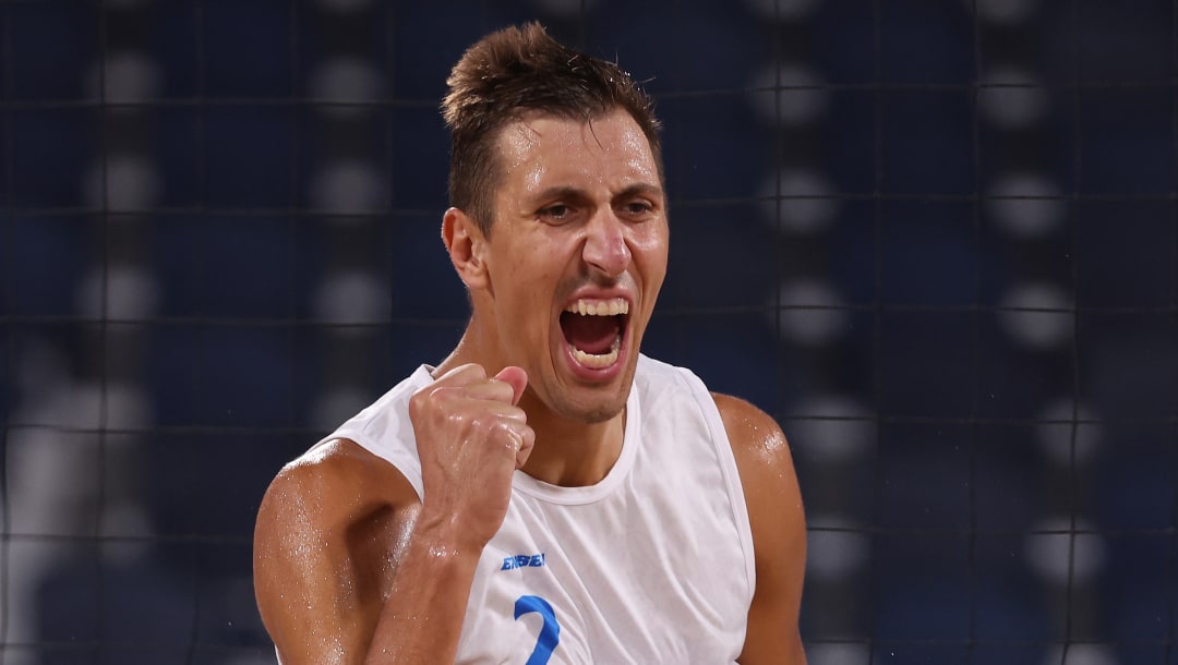 TOKIO, JAPÓN - 05 DE AGOSTO: Oleg Stoyanovskiy # 2 del equipo ROC reacciona mientras compite contra el equipo de Qatar durante el voleibol de playa semifinal masculino en el día trece de los Juegos Olímpicos de Tokio 2020 en el Parque Shiokaze el 05 de agosto de 2021 en Tokio, Japón.  (Foto de Sean M. Haffey / Getty Images)