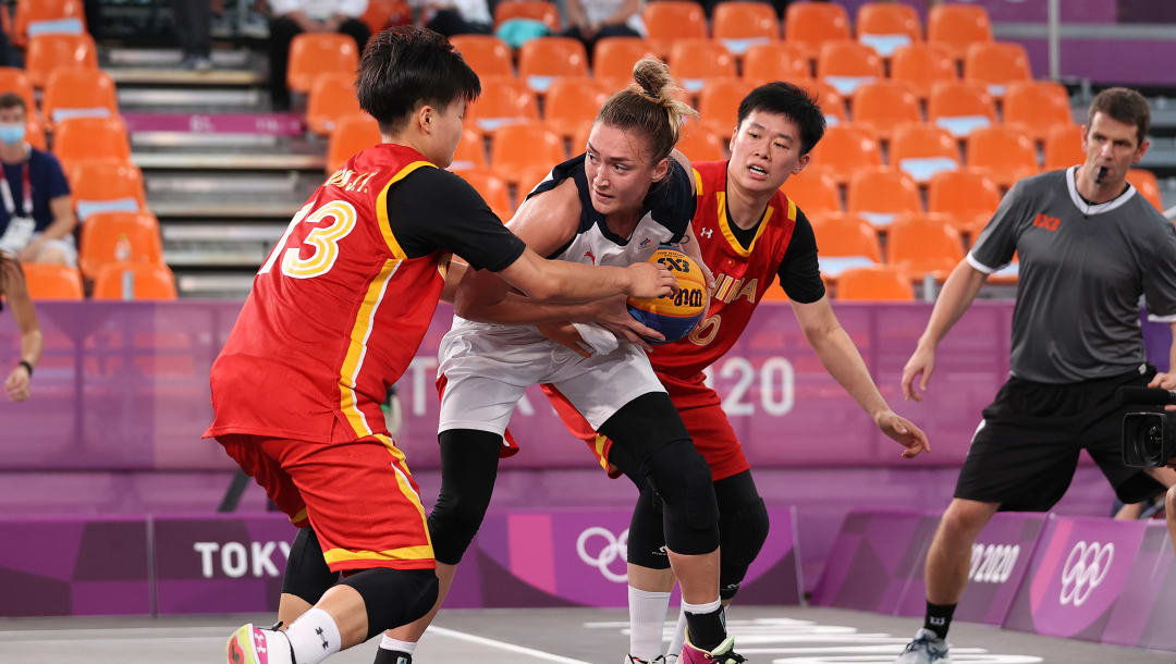 TOKIO, JAPÓN - 28 DE JULIO: Anastasiia Logunova del Team ROC compite por el balón contra Jiyuan Wan del Team China y Zhiting Zhang del Team China en la competencia de baloncesto 3x3 el día cinco de los Juegos Olímpicos de Tokio 2020 en el Aomi Urban Sports Park el 28 de julio , 2021 en Tokio, Japón.  (Foto de Christian Petersen / Getty Images)