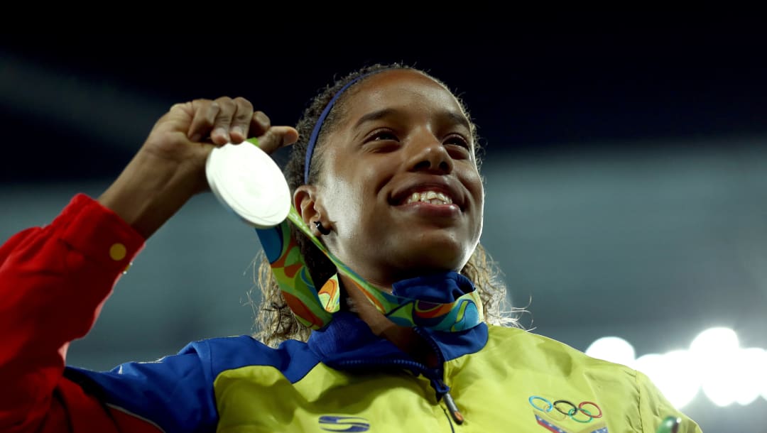 Yulimar Rojas, de Venezuela, celebra su medalla lograda en los Juegos Olímpicos de Río 2016.