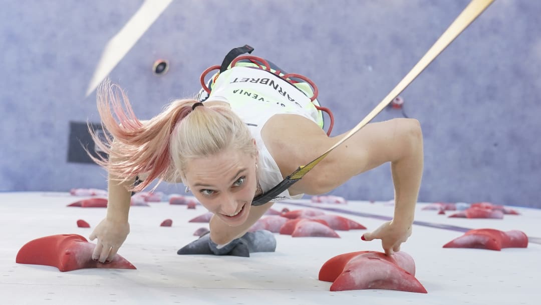 TOKIO, JAPÓN - 4 DE AGOSTO: Janja Garnbret de Eslovenia durante el Combinado de Escalada Deportiva Femenina, Calificación en el día doce de los Juegos Olímpicos de Tokio 2020 en el Aomi Urban Sports Park el 4 de agosto de 2021 en Tokio, Japón.  (Foto de Tsuyoshi Ueda - Piscina / Piscina)