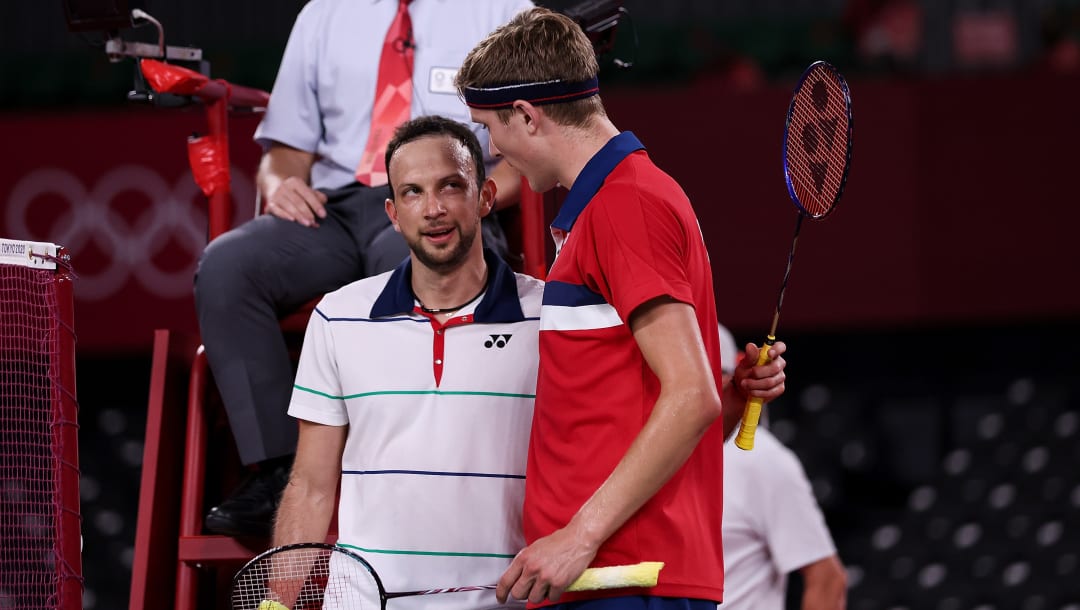 CHOFU, JAPÓN - 1 DE AGOSTO: Viktor Axelsen (derecha) del equipo de Dinamarca saluda a su oponente Kevin Cordon del equipo de Guatemala después de ganar una semifinal de hombres individuales en el día nueve de los Juegos Olímpicos de Tokio 2020 en Musashino Forest Sport Plaza el 1 de agosto. 2021 en Chofu, Tokio, Japón.  (Foto de Lintao Zhang / Getty Images)