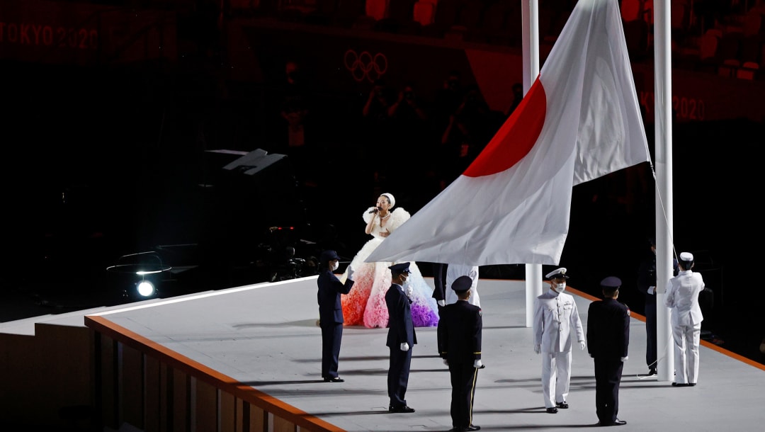 La bandera de Japón es izada durante la interpretación del himno nacional en la Ceremonia de Apertura de los Juegos Olímpicos de Tokio 2020. (Imagen por Ezra Shaw/Getty Images)