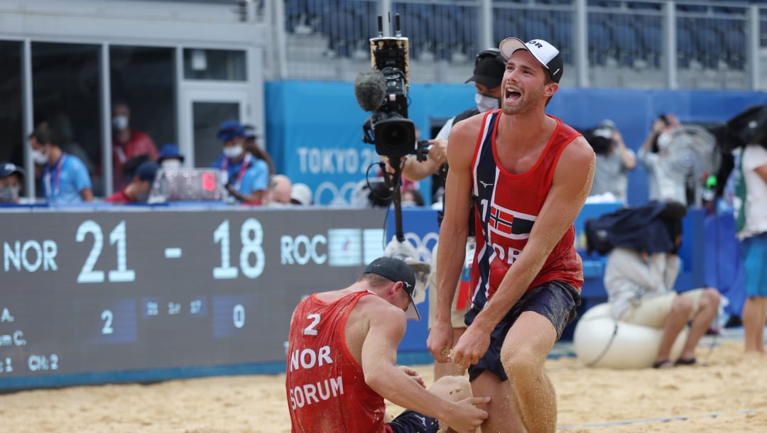 Christian Sandlie Sorum # 2 y Anders Berntsen Mol # 1 del Team Norway celebran después de derrotar al Team ROC durante el Partido por la Medalla de Oro Masculina en el día quince de los Juegos Olímpicos de Tokio 2020 en el Parque Shiokaze el 07 de agosto de 2021 en Tokio, Japón.  (Foto de Sean M. Haffey / Getty Images)