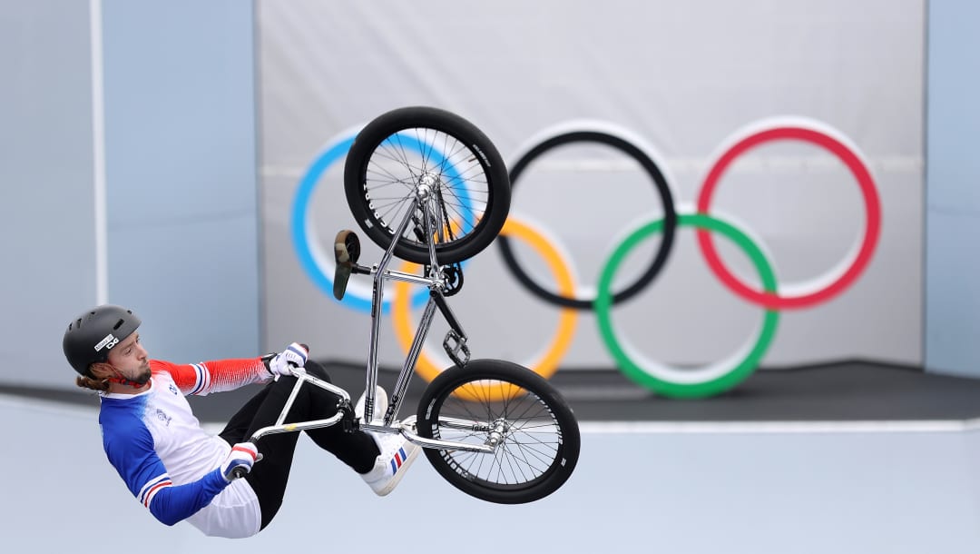 TOKIO, JAPÓN - 31 DE JULIO: Anthony Jeanjean del Team France en acción frente al logo de los anillos olímpicos durante el evento de siembra de BMX Freestyle masculino el día ocho en el día ocho de los Juegos Olímpicos de Tokio 2020 en Ariake Urban Sports Park el 31 de julio de 2021 en Tokio, Japón. (Foto de Laurence Griffiths / Getty Images)