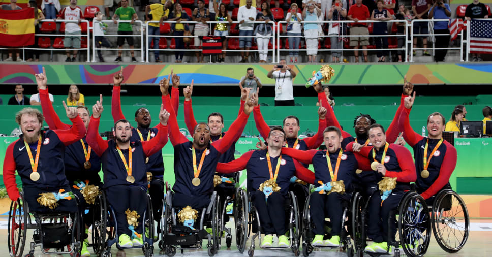 El equipo estadounidense celebra su medalla de oro en el podio tras ganar a España en la final del baloncesto en silla de ruedas en los Juegos de Río 2016 (Imagen por Friedemann Vogel/Getty Images)