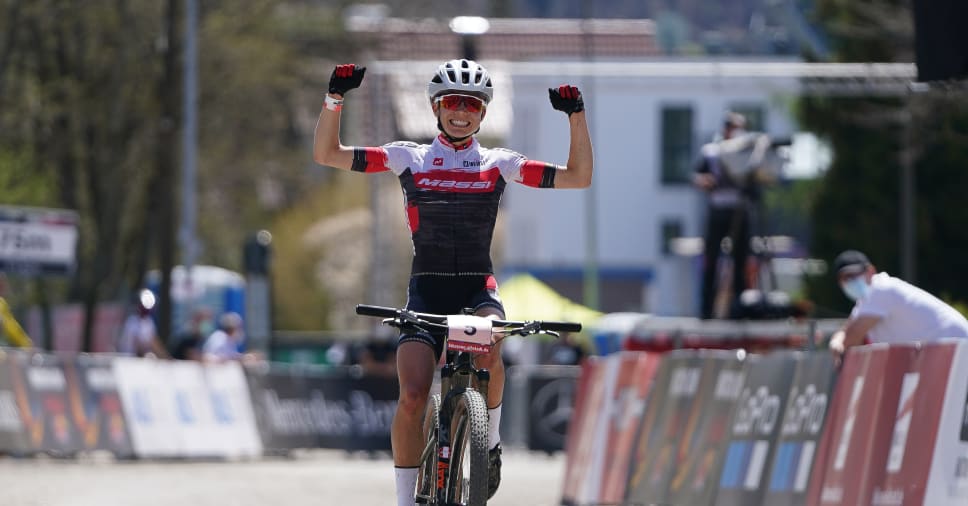 Coupe Du Monde De Vtt Trois Sur Trois Pour Loana Lecomte Fluckiger S Impose Chez Les Hommes