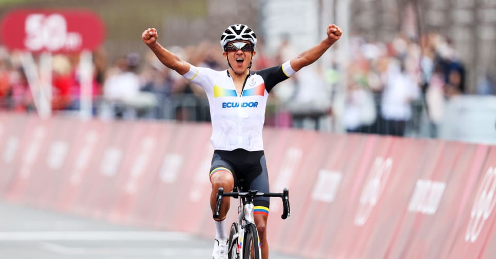 Richard Carapaz, de Ecuador, celebra su oro en el ciclismo en pista masculino en el Circuito Internacional de Fuji en los Juegos Olímpicos de Tokio 2020, el 24 de julio de 2021, en Oyama, Shizuoka, Japón. (Imagen por Michael Steele/Getty Images)