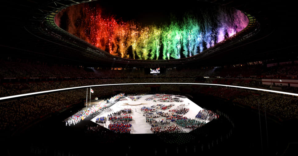 Fuegos artificiales al comienzo de la Ceremonia de Apertura de los Juegos Paralímpicos de Tokio 2020, en el Estadio Olímpico de la capital japonesa (Imagen por Alex Pantling/Getty Images)