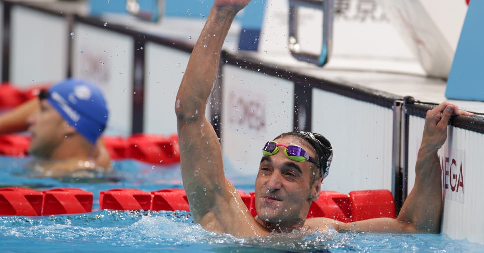 El español Miguel Luque celebra su plata en la modalidad masculina de braza 50 m SB3 en los Juegos de Tokio 2020 (Imagen por Adam Pretty/Getty Images)