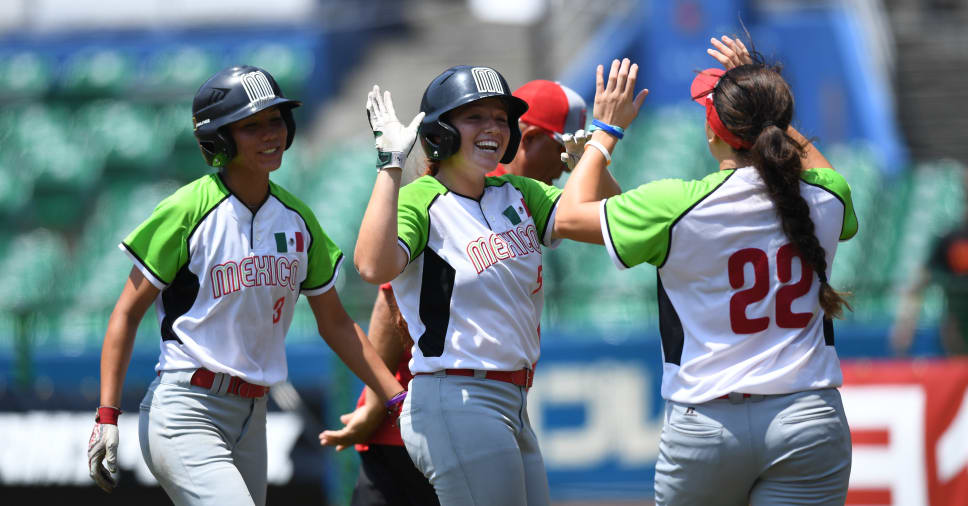 Suzannah Gonzalez celebra con sus compañeras. (Imagen por Takashi Aoyama/Getty Images)