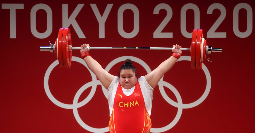 China's LI Wenwen wins gold and breaks records in women's weightlifting  +87kg