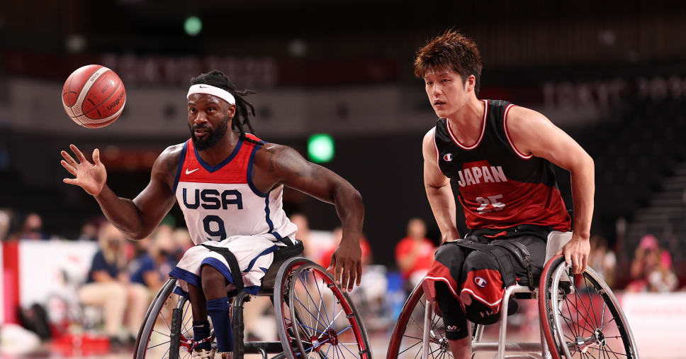 TOKIO, JAPÓN - 05 DE SEPTIEMBRE: Matt Scott # 9 del equipo de Estados Unidos conduce a la canasta contra Kei Akita # 25 del equipo de Japón en la segunda mitad durante el juego por la medalla de oro de baloncesto en silla de ruedas masculino el día 12 de los Juegos Paralímpicos de Tokio 2020 en Ariake Arena el 5 de septiembre de 2021 en Tokio, Japón.  (Foto de Lintao Zhang / Getty Images)