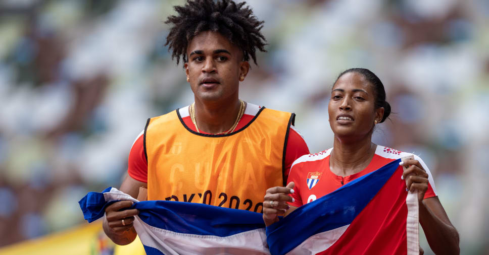La cubana Omara Durand Elias y su guía Yuniol Kindelan Vargas celebran su Medalla de Oro en la Final Femenina de Atletismo de 400m T12 en el Estadio Olímpico. Juegos Paralímpicos de Tokio 2020, Tokio, Japón, martes 31 de agosto de 2021. Imagen por OIS / Simon Bruty.