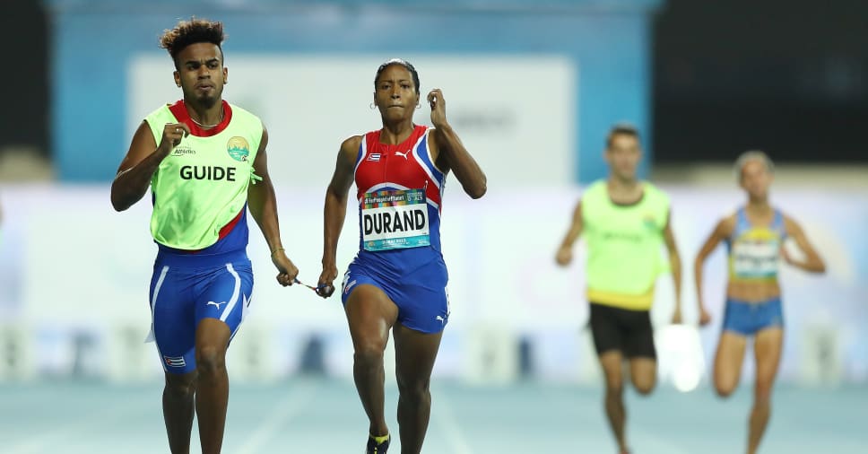Omara Durand de Cuba y su guía Yuniol Kindelan Vargas cruzan la línea para ganar los 400 metros T12 femeninos en el tercer día del Campeonato Mundial de Atletismo Paralímpico de 2019 en Emiratos Árabes Unidos (Imagen por Bryn Lennon/Getty Images)
