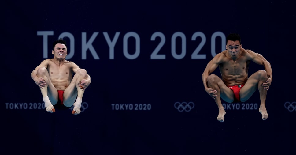 Yahel Castillo (izquierda) y Juan Manuel Celaya (derecha) en la final de trampolín 3 metros sincronizados en Tokio 2020. (Imagen por Clive Rose/Getty Images)