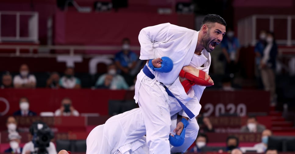 Luigi Busa (R) del Equipo de Italia compite contra Rafael Aghayev del Equipo de Azerbaiyán durante el Combate de Medalla de Oro de Karate Masculino Kumite -75 kg en el día catorce de los Juegos Olímpicos de Tokio 2020 en Nippon Budokan el 06 de agosto de 2021 en Tokio, Japón.