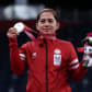 TOKIO, JAPÓN - 05 DE SEPTIEMBRE: La medallista de plata Leani Ratri Oktila del equipo de Indonesia celebra en el podio en la ceremonia de entrega de medallas para Badminton Women's Singles SL4 el día 12 de los Juegos Paralímpicos de Tokio 2020 en el Gimnasio Nacional Yoyogi el 05 de septiembre de 2021 en Tokio. Japón.  (Foto de Kiyoshi Ota / Getty Images)