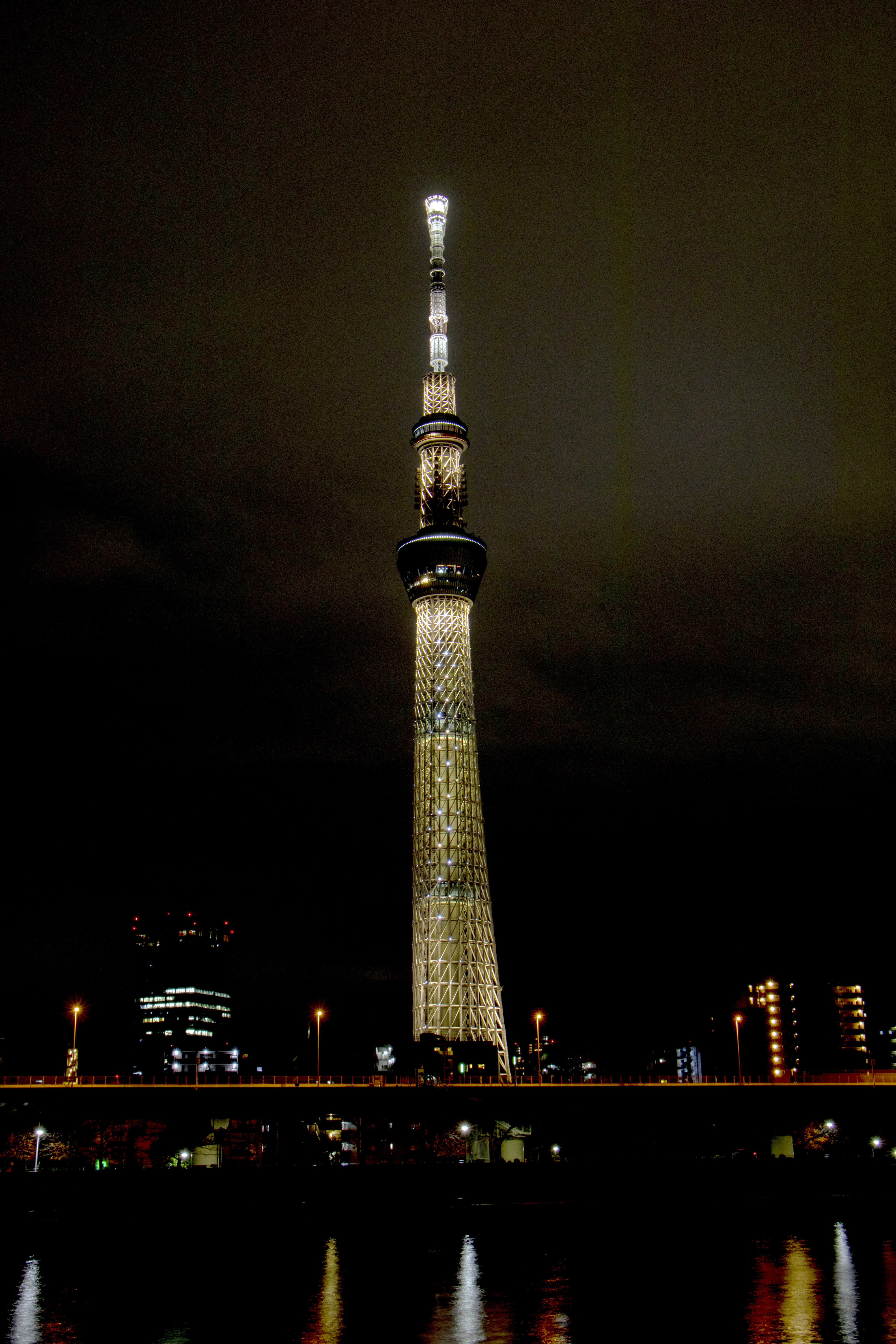 El SkyTree de Tokio es iluminado en oro rosado, los colores de la antorcha Olímpica de Tokio 2020, para marcar la cuenta atrás de 100 días para el comienzo del Relevo de la Antorcha Olímpica.