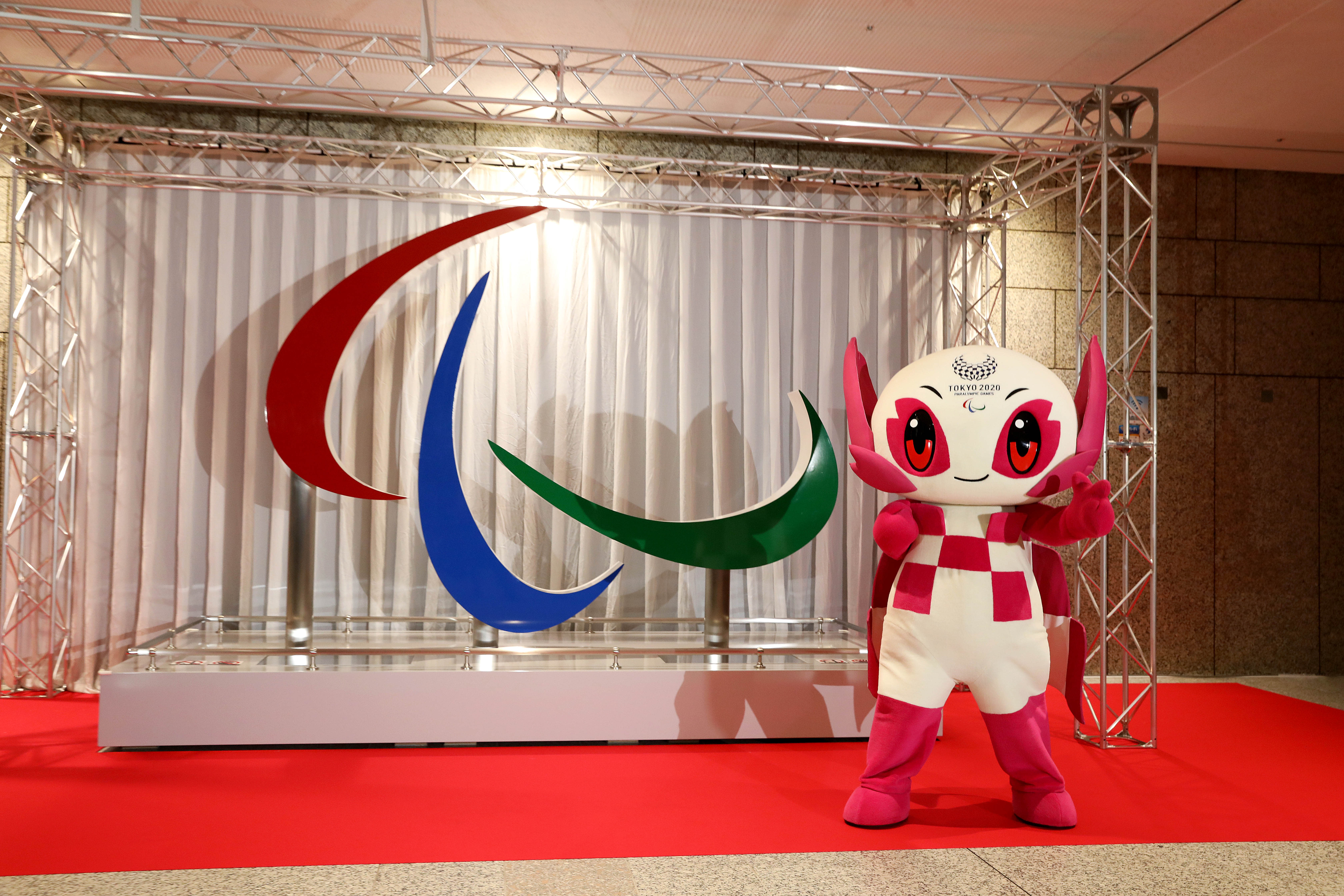 Le Symbole Des Jeux Paralympiques Devoile Pour Marquer Les 100 Jours Avant Tokyo 2020 [ 4480 x 6720 Pixel ]