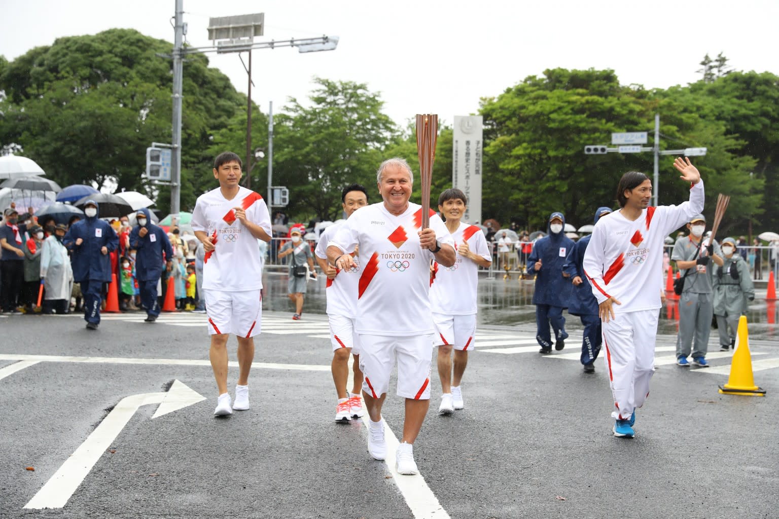 巴西足球传奇济科和前日本国脚完成圣火传递