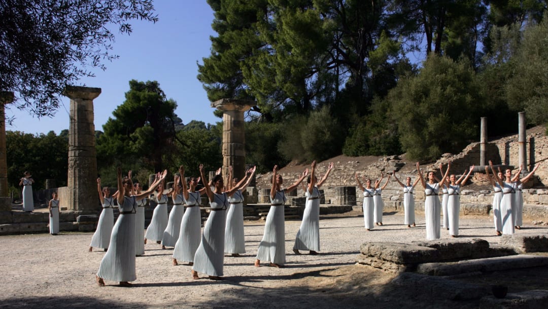 Las sacerdotisas actúan en el antiguo estadio durante el ensayo general para la Ceremonia de Encendido de la llama Olímpica en la antigua Olimpia, en Grecia en 2017.