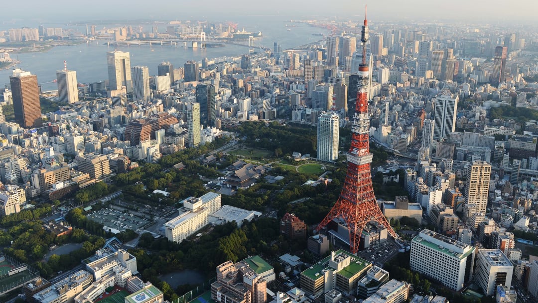 TOKIO, JAPÓN - 12 DE SEPTIEMBRE: Vista aérea de la Torre de Tokio y el área de la bahía de Tokio el 12 de septiembre de 2013, en Tokio, Japón. (Foto por Atsushi Tomura / Getty Images)