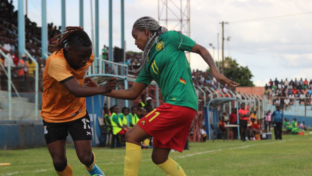 Barbra Banda en acción contra Camerún durante la ronda final del Torneo de Clasificación Olímpica CAF Femenina.