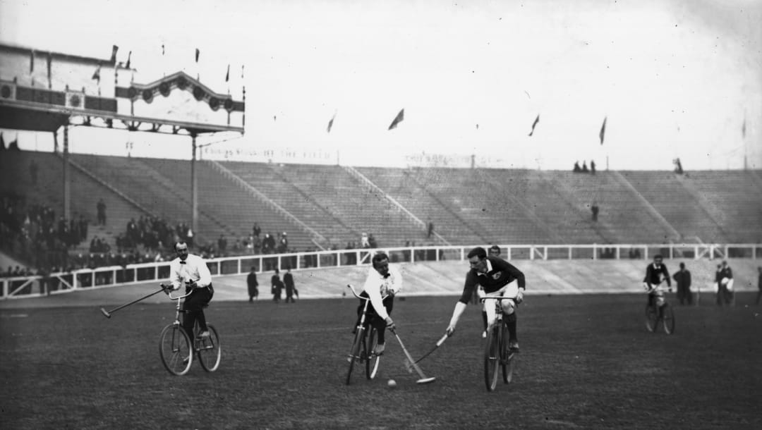 Las selecciones de Irlanda y Alemania compiten en la final de bikepolo en el Estadio Shepherd Bush durante los Juegos Olímpicos de Londres 1908, donde se incluyó este evento como deporte de exhibición. El equipo irlandés ganó por 3-1, el 13 de julio de 1908. (Imagen por Topical Press/Getty Images)