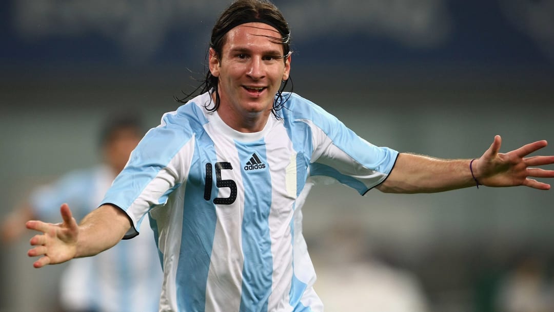 SHANGHAI, CHINA - 16 DE AGOSTO: Lionel Messi de Argentina celebra el primer gol durante el partido de cuartos de final masculino entre Argentina y Holanda en el Estadio de Shanghai el día 8 de los Juegos Olímpicos de Beijing 2008 el 16 de agosto de 2008, en Shanghai, China.