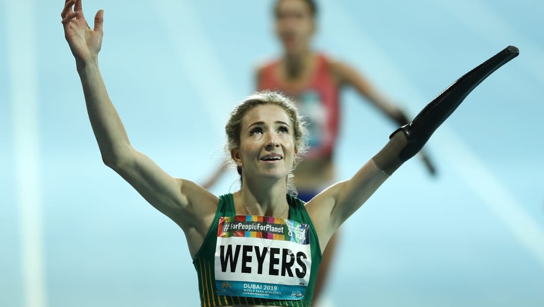 Anrune Weyers de la República de Sudáfrica celebra ganar los 400 m T47 en el IPC World Para Athletics Championships 2019 Dubai. (Foto de Bryn Lennon/Getty Images)