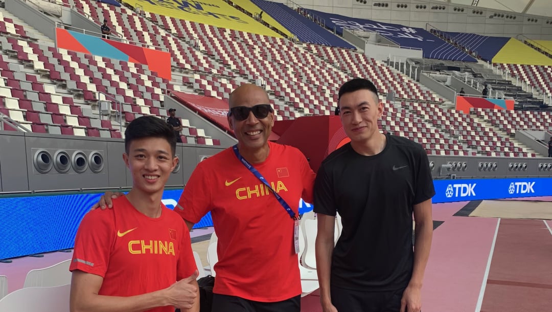 Nelio Moura con WU Ruiting y ZHU Yaming en el Mundial de Atletismo de Doha 2019.