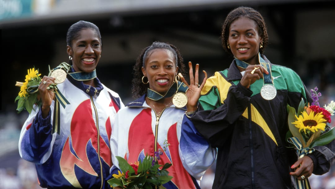 ATLANTA - 28 DE JULIO: (LR) Gwen Torrence (EE. UU.), 3er lugar, Gail Devers (EE. UU.), 1er lugar, y Merlene Ottey (JAM), 2do lugar, sonríen en el podio mostrando sus medallas durante la ceremonia de medallas después de los 100 metros Dash en los Juegos Olímpicos de 1996 el 28 de julio de 1996, Atlanta, Georgia.
