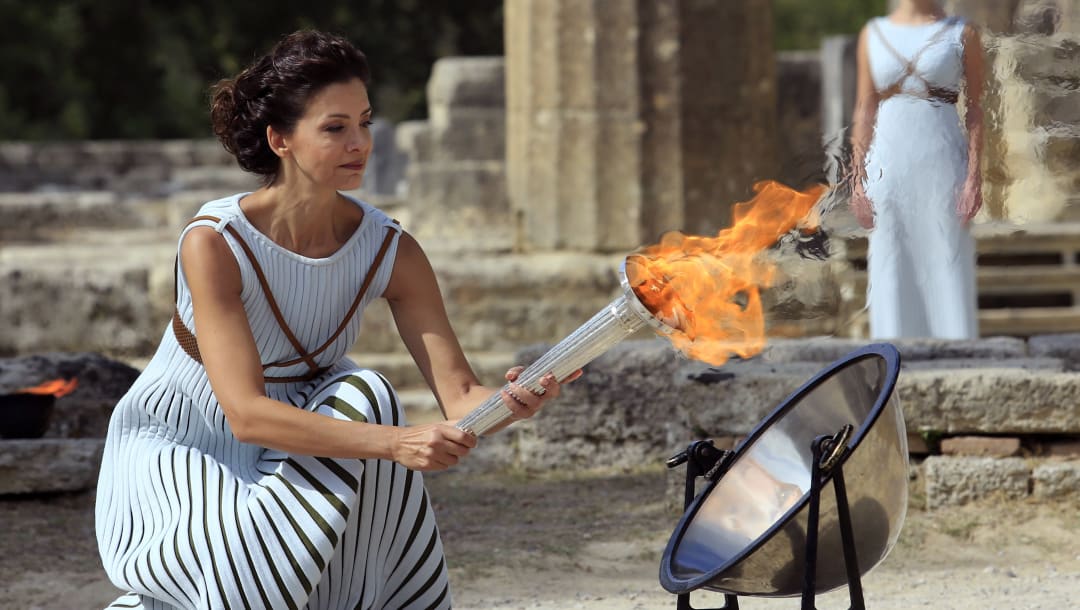 La Suma Sacerdotisa pasa la llama Olímpica en el Templo de Hera durante un ensayo de la Ceremonia de Encendido de la llama Olímpica en la antigua Olimpia en 2017.