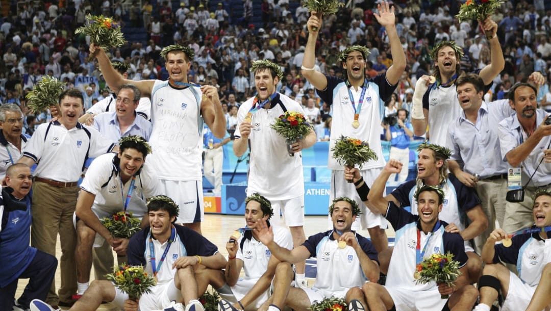 ATENAS, GRECIA - 28 DE AGOSTO: La selección argentina de baloncesto celebrando su medalla de oro en los Juegos Olímpicos de Atenas 2004.