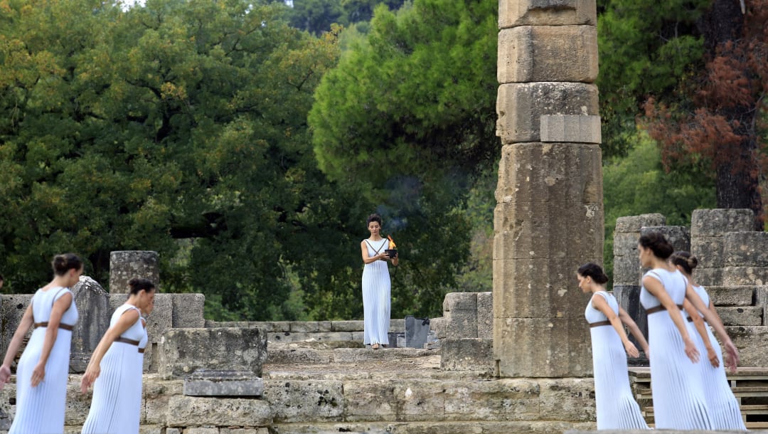 La Suma Sacerdotisa sosteniendo la llama Olímpica en el Templo de Hera.