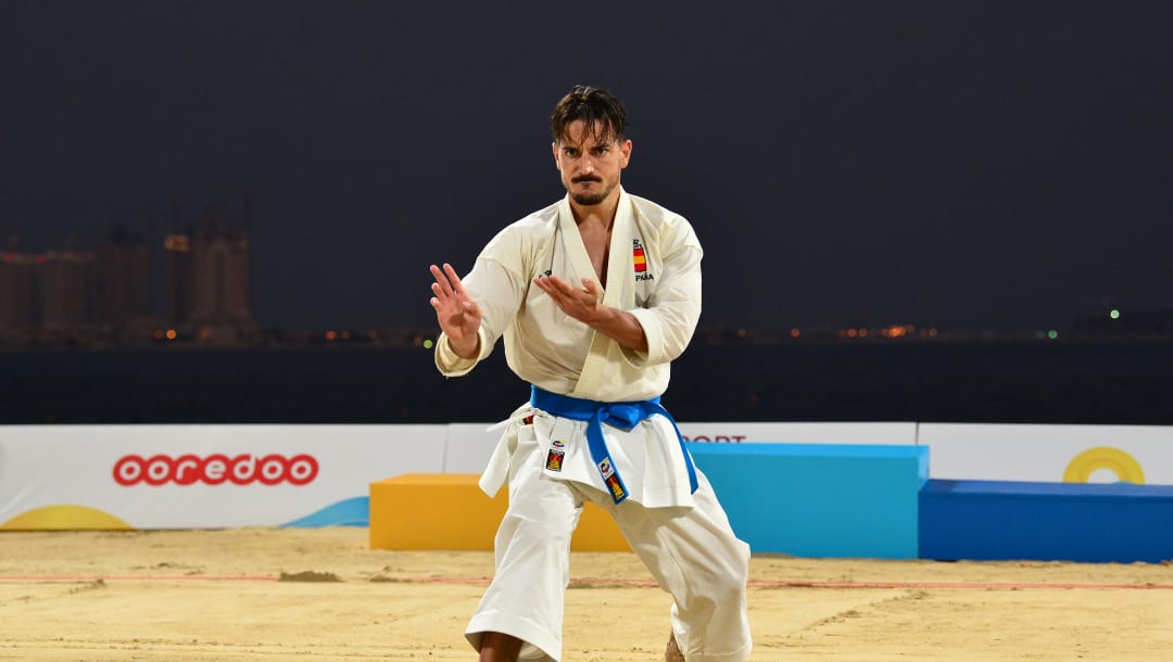 DOHA, CATAR - 13 DE OCTUBRE: Damián Quintero, de España, compite en el evento individual de kata durante los ANOC World Beach Games el 13 de octubre de 2019 en Doha, Catar. (Imagen por Mark Runnacles/Getty Images for ANOC)