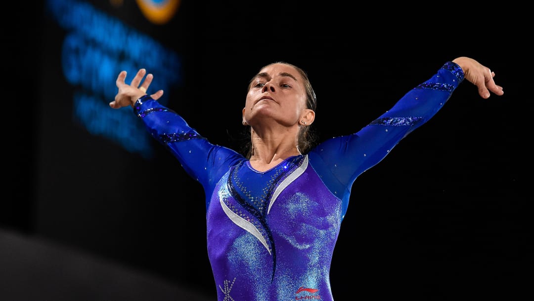 Oksana Chusovitina, de Uzbekistán, compite en el Mundial de Gimnasia Artística el 7 de octubre de 2017 en Montreal, Canadá.  (Imagen por Minas Panagiotakis/Getty Images)