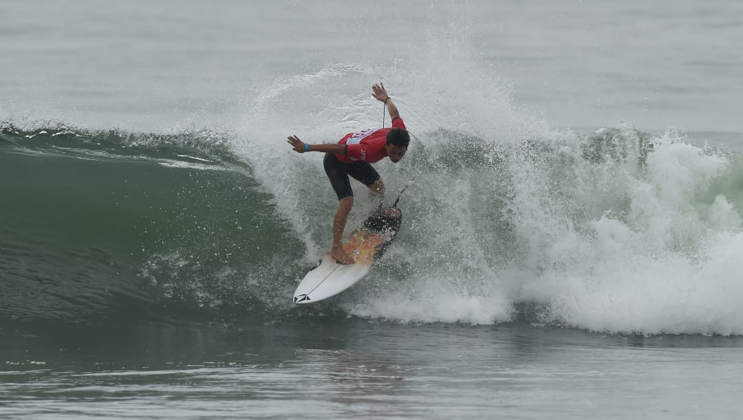 Shun Murakami, de Japón, compite en el evento de prueba Ready Steady Tokyo en Tsurigasaki Surfing Beach.