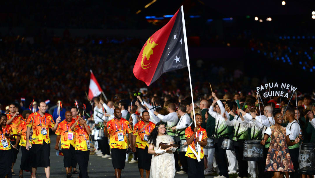 Toea Wisil, del equipo Olímpico de Papúa Nueva Guinea, porta la bandera de su país durante la Ceremonia de Apertura de los Juegos Olímpicos de Londres 2012.  (Imagen por Lars Baron/Getty Images)