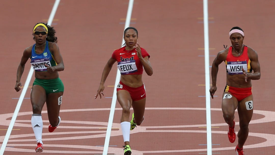 Toea Wisil compite contra Allyson Felix en la ronda 1 de los Juegos Olímpicos de Londres 2012.  (Imagen por Streeter Lecka/Getty Images)