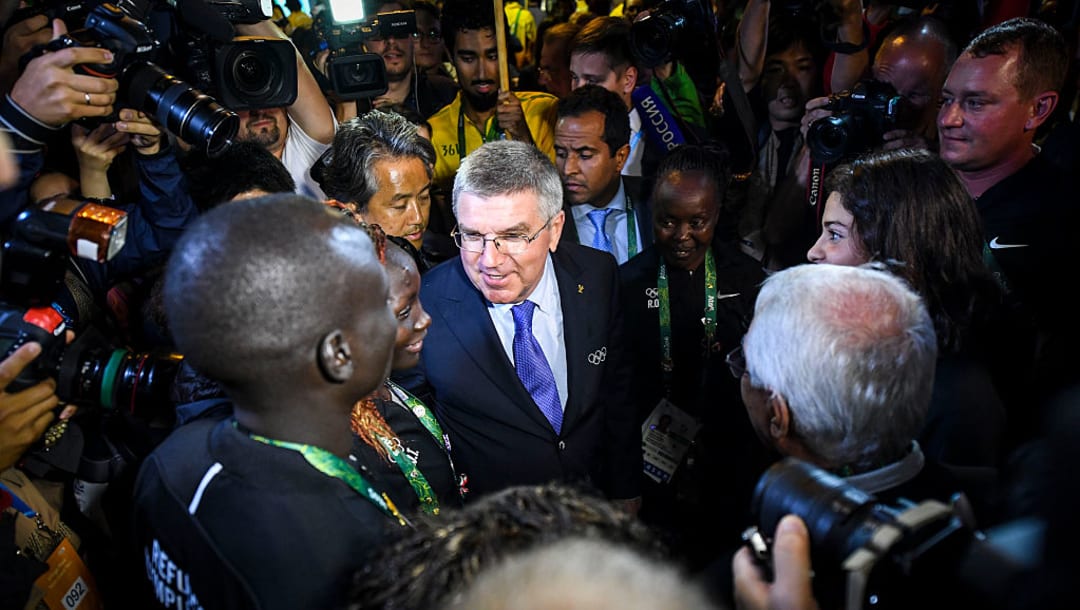 El presidente del Comité Olímpico Internacional, Thomas Bach, da la bienvenida al Equipo Olímpico de Refugiados para los Juegos Olímpicos de Río 2016 durante su ceremonia de bienvenida en la Villa de los Atletas (Foto de David Ramos/Getty Images)