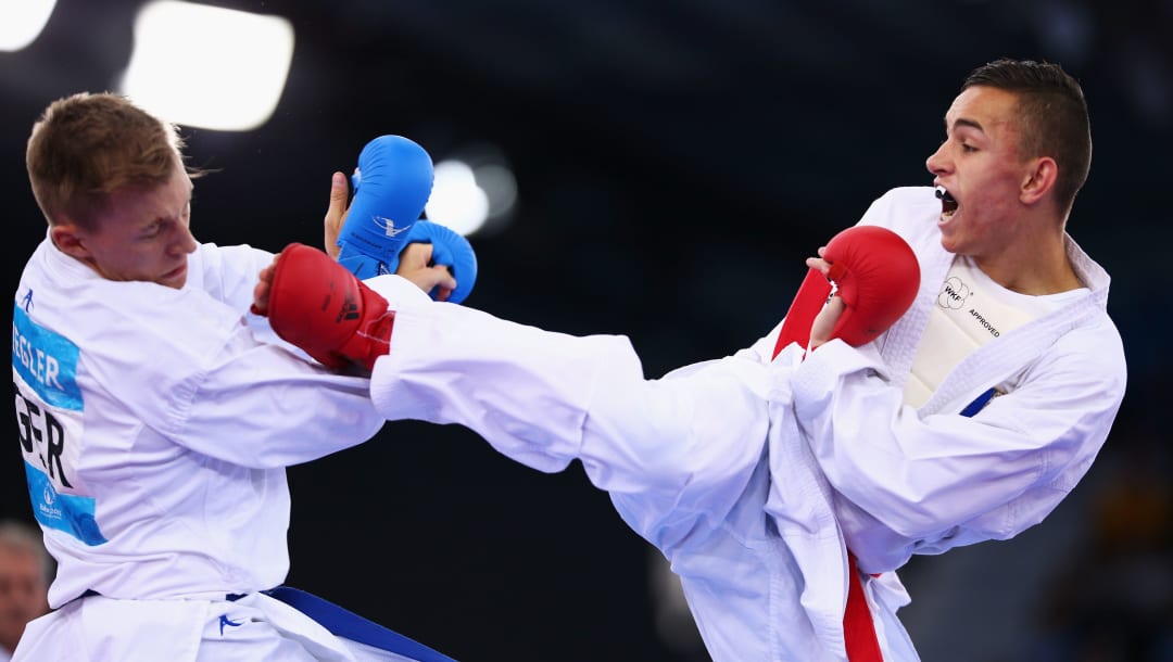 Steven Da Costa, de Francia (rojo), y Ricardo Giegler, de Alemania, (azul) compiten en la semifinal de kumite -67kg durante los Juegos Europeos de Bakú 2015. (Imagen por Paul Gilham/Getty Images for BEGOC)