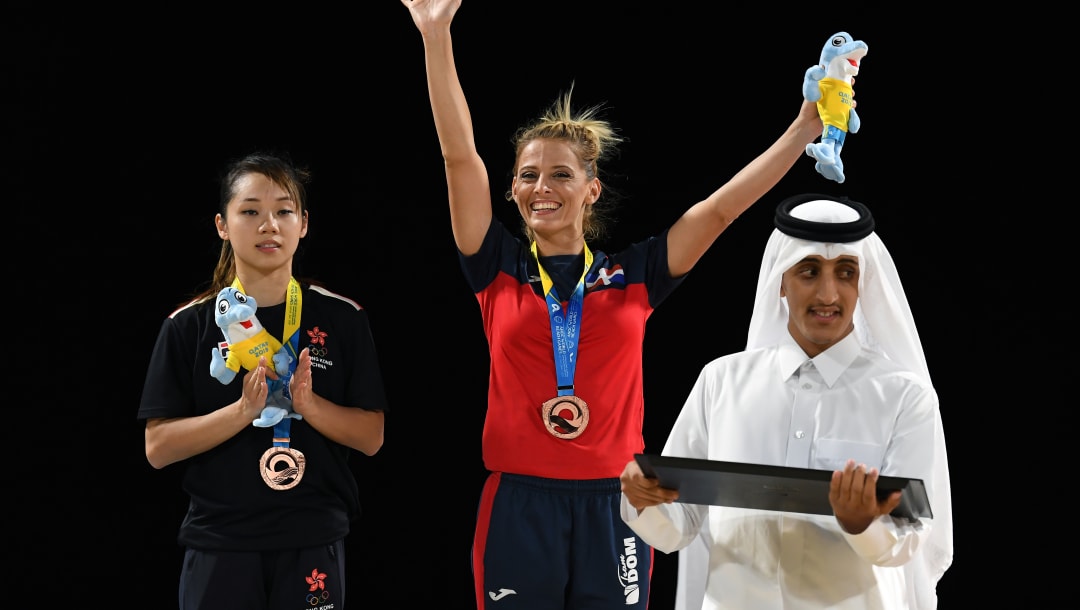 DOHA, QATAR - 13 DE OCTUBRE: Maria Dimitrova de la República Dominicana sonríe después de ganar una medalla de bronce en el evento de Kata individual femenino durante los Juegos Mundiales de Playa ANOC el 13 de octubre de 2019 en Doha, Qatar. (Foto de Mark Runnacles/Getty Images para ANOC)